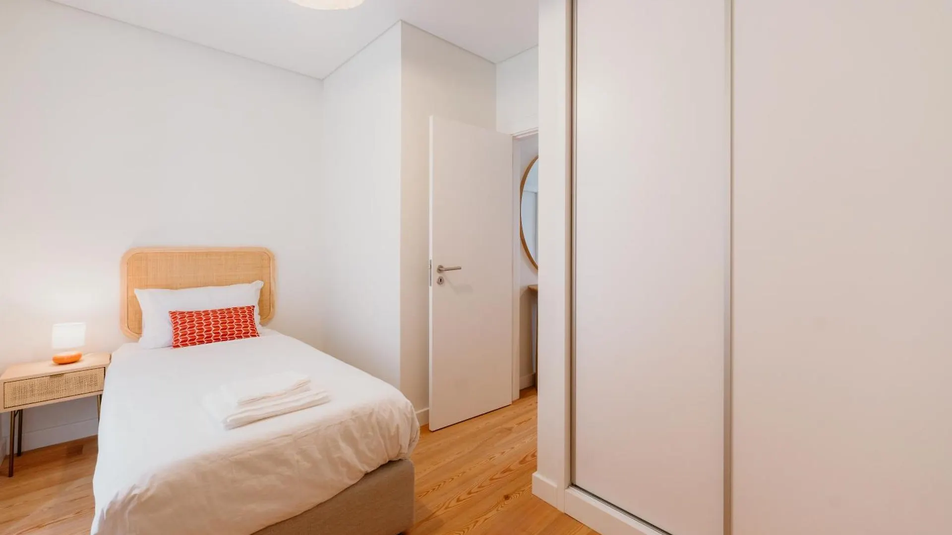 Lisbon Orange House - Elegant Two-Bedroom Apartment Rc E
