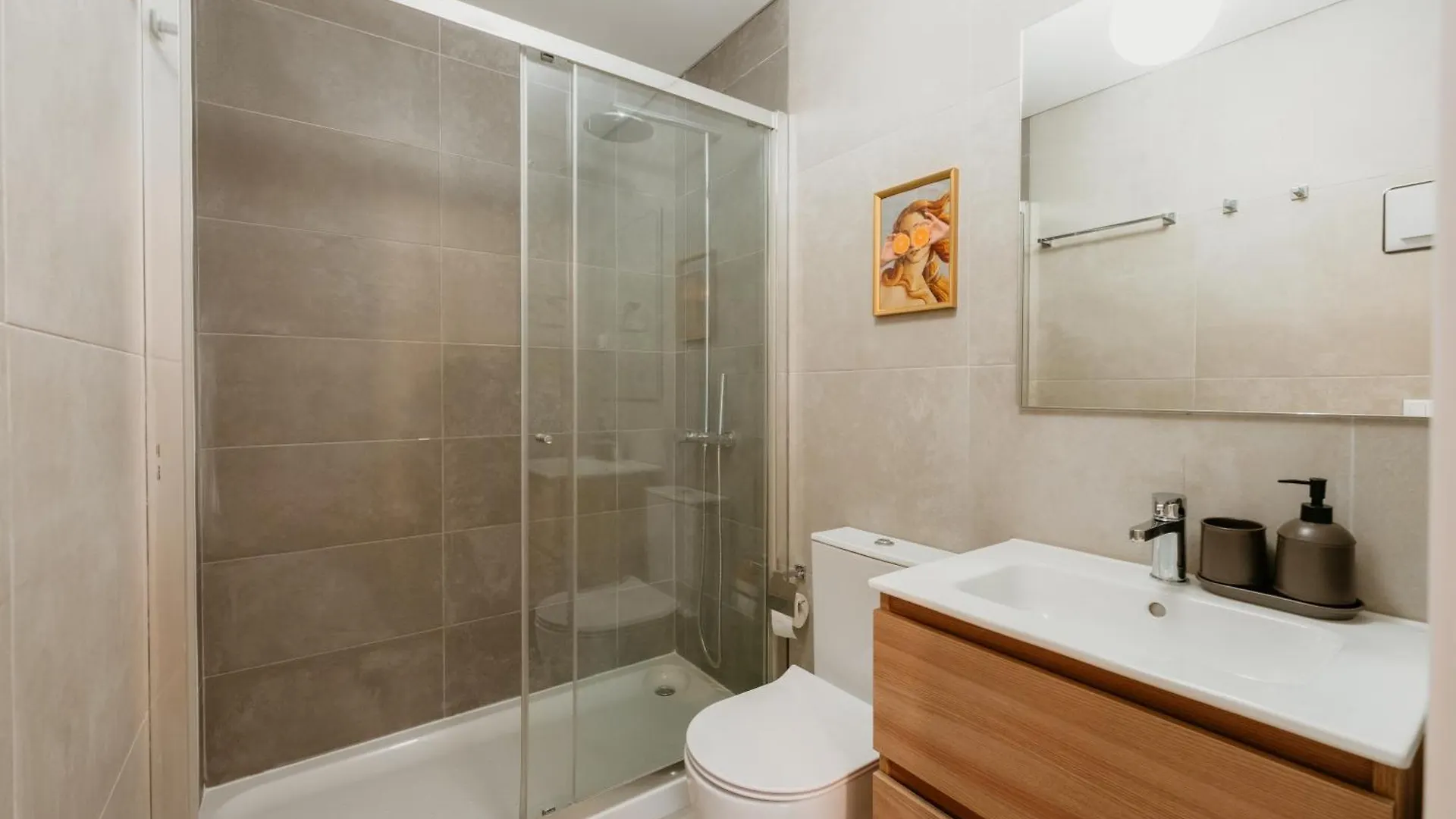 Lisbon Orange House - Elegant Two-Bedroom Apartment Rc E