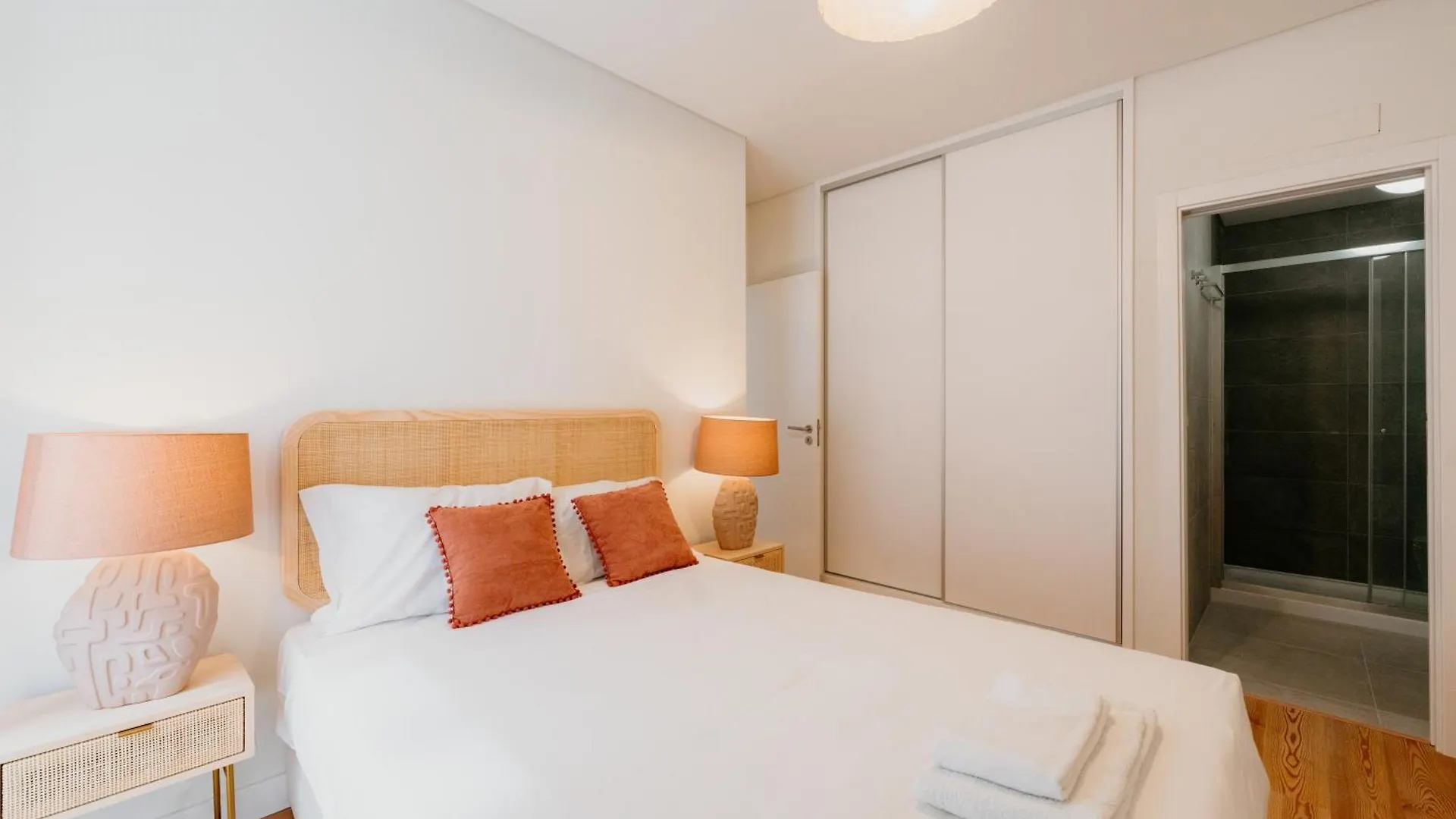 Lisbon Orange House - Elegant Two-Bedroom Apartment Rc E